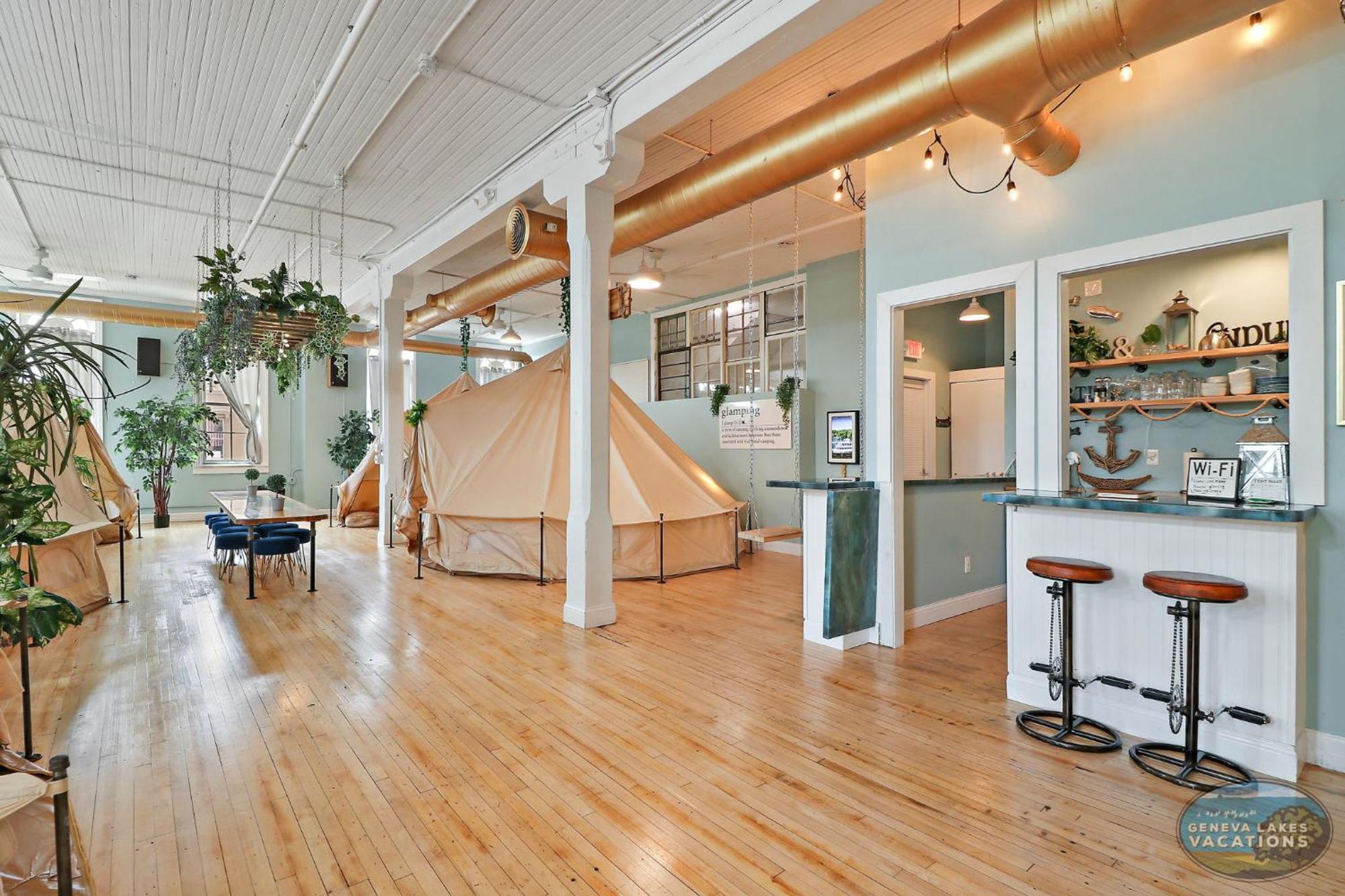 Experience Stay At The Glamping Loft Lake Geneva - Group Stays - 12 Stylish Tent Suites - Kitchen & Bar المظهر الخارجي الصورة