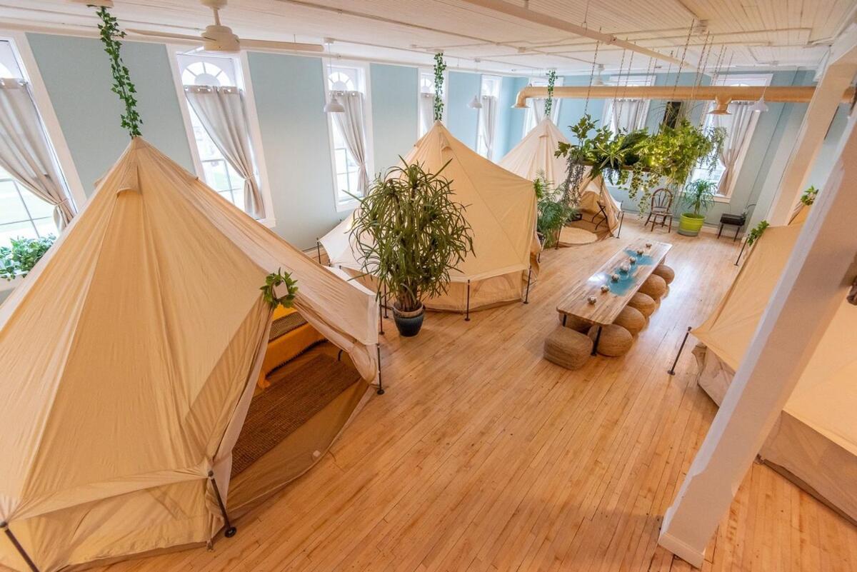 Experience Stay At The Glamping Loft Lake Geneva - Group Stays - 12 Stylish Tent Suites - Kitchen & Bar المظهر الخارجي الصورة
